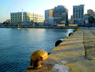 Ανασύρθηκε ένας άνδρας νεκρός από το αυτοκίνητο που έπεσε στην θάλασσα στο λιμάνι του Πειραιά
